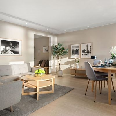 Zadbany, jasny salon przygotowany do sesji zdjęciowej.