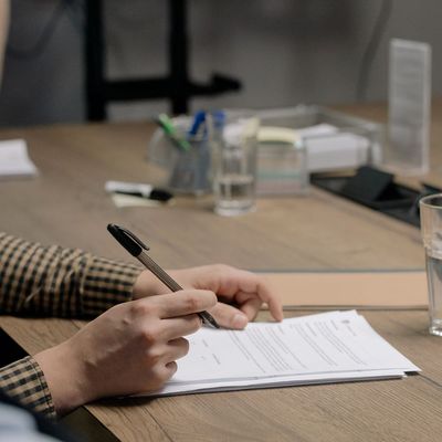 Podpisywanie umowy przy biurku w biurze.